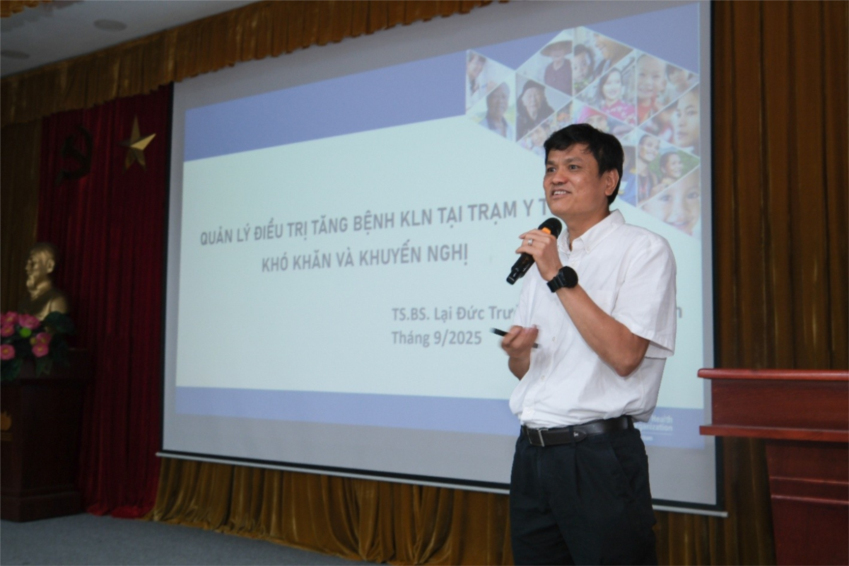 TS.BS Lại Đức Trường – cán bộ kỹ thuật WHO trình bày nội dung Quản lý bệnh không lây nhiễm tại trạm y tế